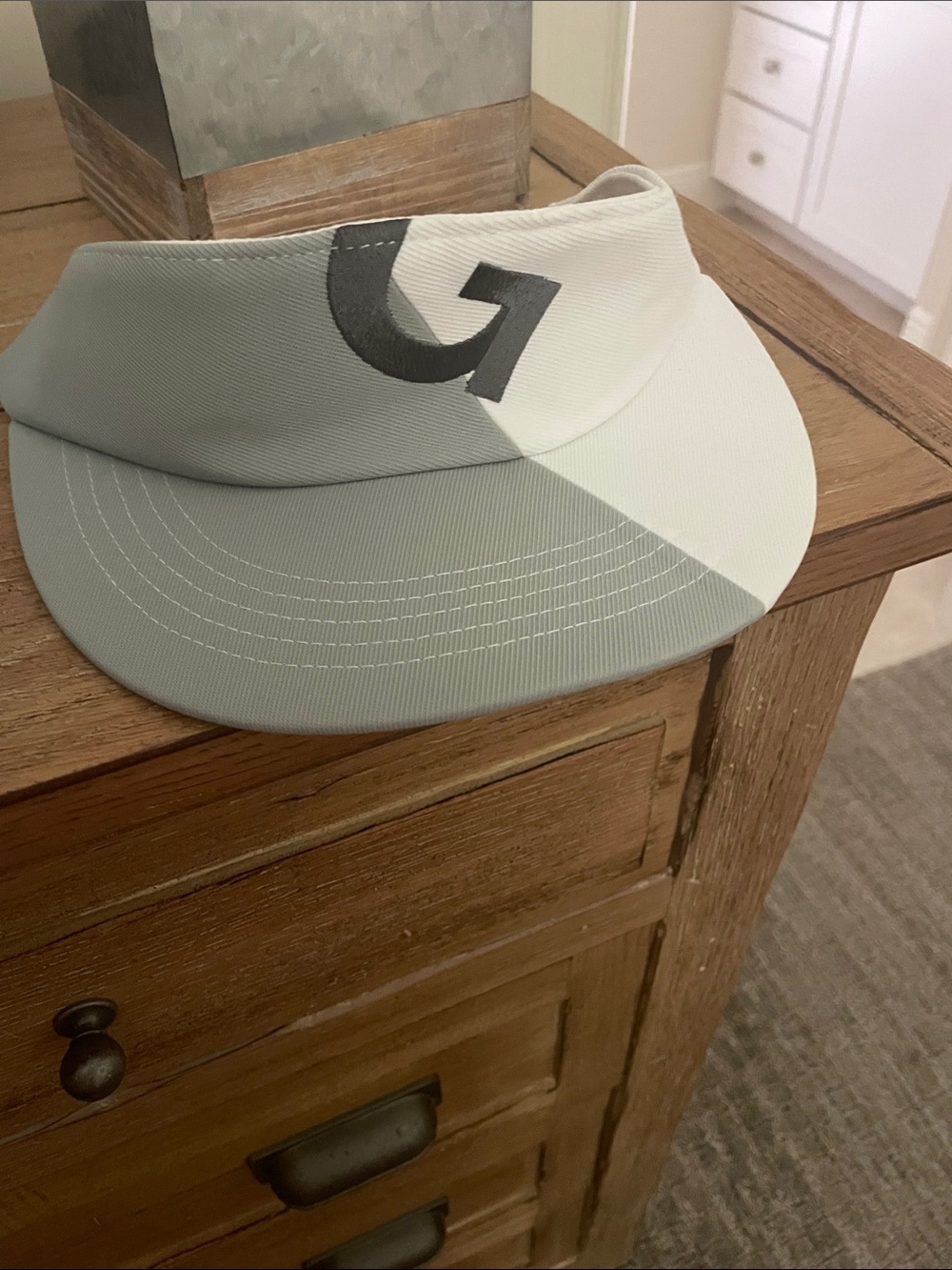 G/FORE Two-Tone Light Gray and White Visor with grey logo